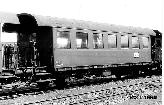 Passenger car 2nd class type N28<br /><a href='images/pictures/Roco/64240.jpg' target='_blank'>Full size image</a>